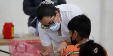 Se reanuda vacunación en escuelas de Victoria