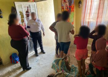 Rescatan a 5 menores abandonados en Victoria