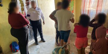 Rescatan a 5 menores abandonados en Victoria