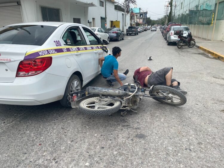 Conductor embiste a dos motociclistas
