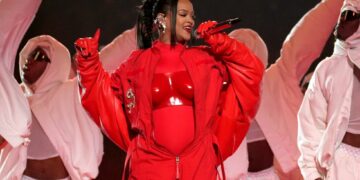 Rihanna anuncio su segundo embarazo durante el Super Bowl 2023