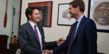 Justin Trudeau y David Eby llevan acabo reunión de trabajo.