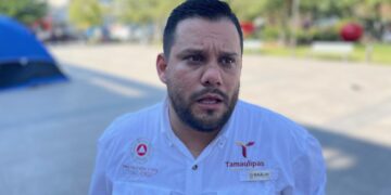 ¡Caos por ventarrón! Tira árboles, postes y techumbres