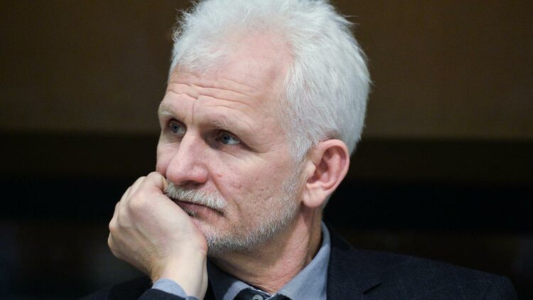 El ganador del Premio Nobel de la Paz Ales Bialiatski es condenado a 10 años de prisión