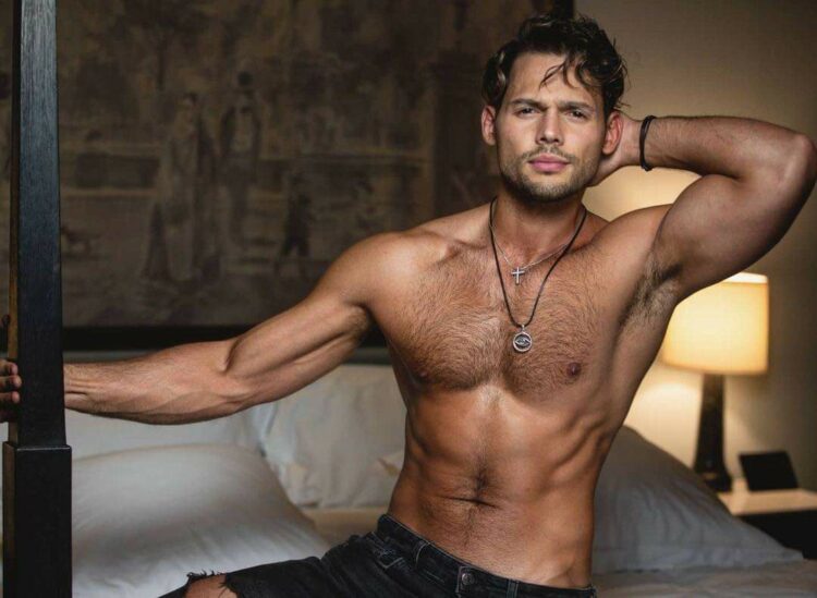 Emmanuel Palomares actor con gran fisico y talento.