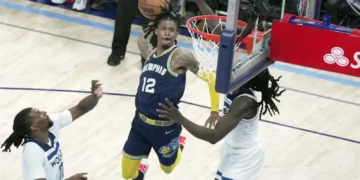 Suspenden a Ja Morant por 8 partidos por grabarse portando un Arma