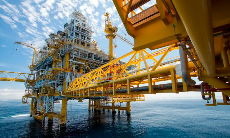 Tras sanciones europeas, Rusia redirige su petróleo a China e India