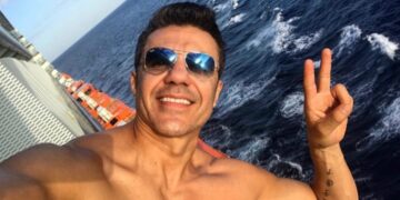 Adrián Uribe comediante, actor y conductor con gran simpatía.