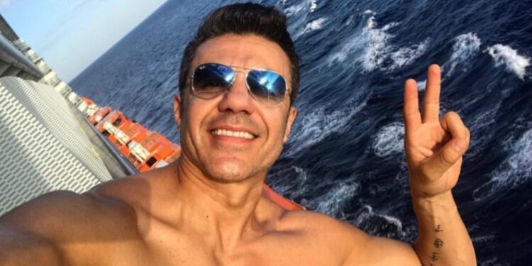 Adrián Uribe comediante, actor y conductor con gran simpatía.