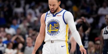 Warriors consiguen triunfo crucial al vencer a Mavericks 127-125