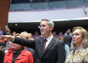 JR llega al Senado; toma protesta