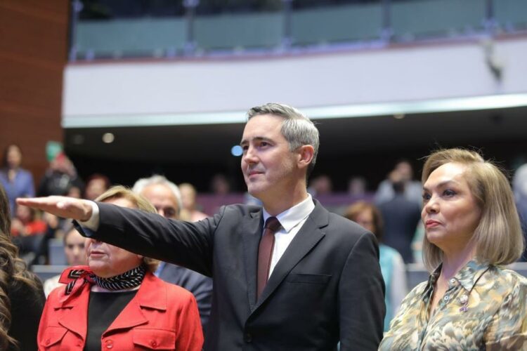 JR llega al Senado; toma protesta