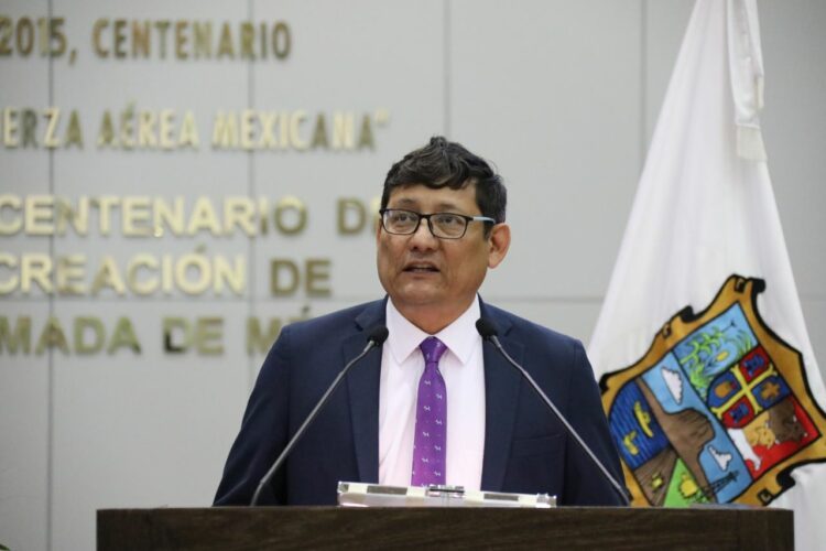 Pide diputado Juan Vital prohibir celulares en escuelas