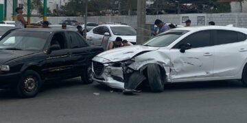 Toma retorno sin preocupación y provoca fuerte colisión
