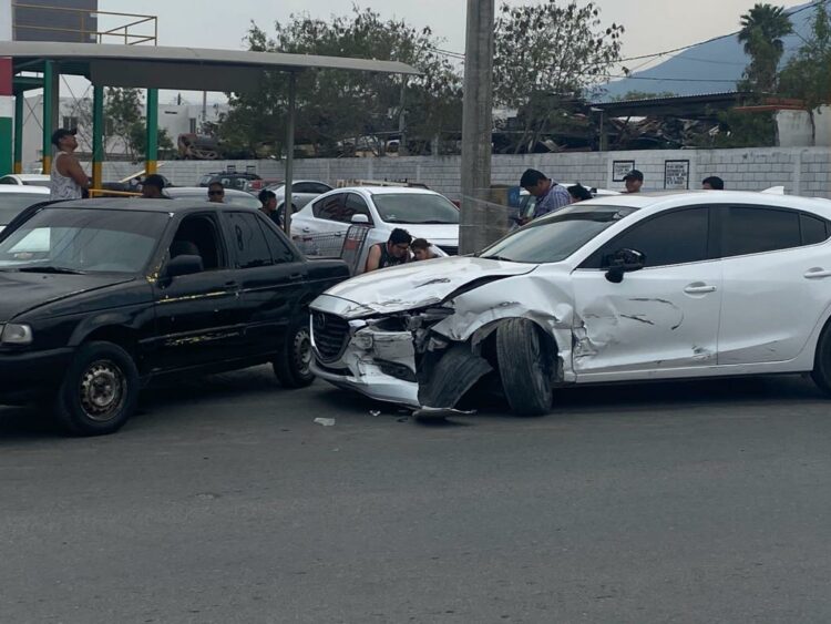 Toma retorno sin preocupación y provoca fuerte colisión