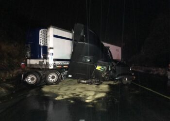 Pierden la vida al impactarse contra tráiler en la Rumbo Nuevo