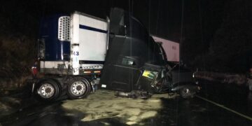 Pierden la vida al impactarse contra tráiler en la Rumbo Nuevo