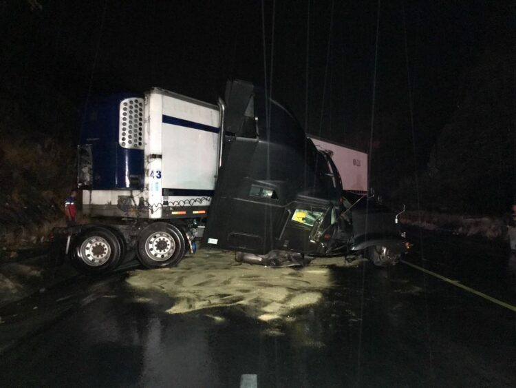 Pierden la vida al impactarse contra tráiler en la Rumbo Nuevo