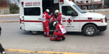 Derrapa motociclista en el eje vial