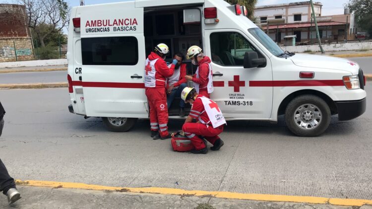 Derrapa motociclista en el eje vial