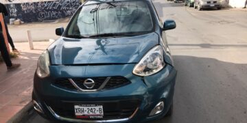 Omite alto y provoca colisión