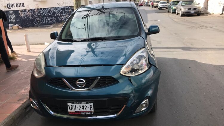 Omite alto y provoca colisión