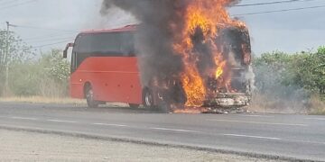 Se incendia autobus en Padilla