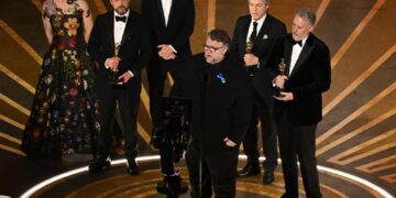 Guillermo del Toro, “un orgullo nacional”: AMLO