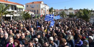 Grecia: Manifestaciones violentas en Atenas tras el trágico accidente ferroviario