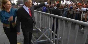 AMLO lidera mitin en Zócalo para conmemorar la expropiación petrolera