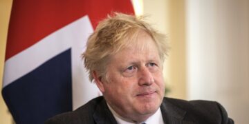 Boris Johnson propone a su padre como caballero