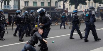 Enfrentamientos entre manifestantes y policías en París