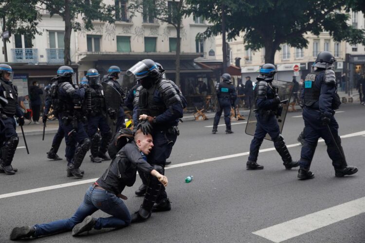Enfrentamientos entre manifestantes y policías en París