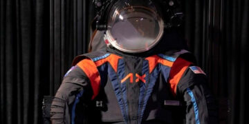 revela NASA traje espacial que llevará la primer mujer en la luna