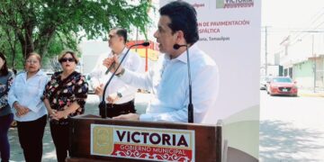 Inagura Alcalde de Victoria pavimentación asfáltica del 10 Berriozabal a Carrera.
