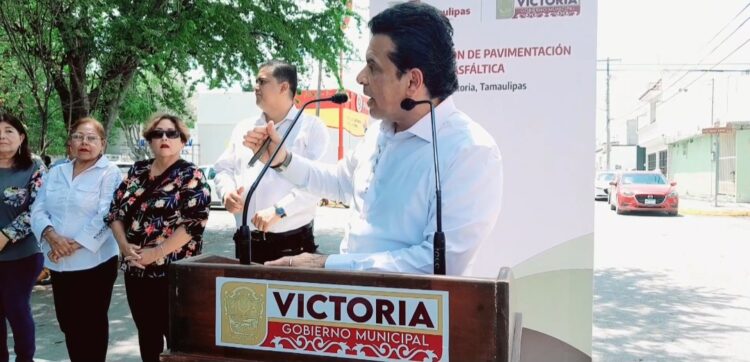 Inagura Alcalde de Victoria pavimentación asfáltica del 10 Berriozabal a Carrera.
