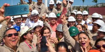 Entrega Gobernador Villarreal documento de su Primer Informe al Presidente AMLO en gira por Madero