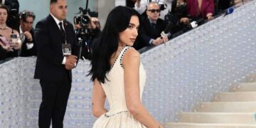 Dua Lipa levantó suspiros en la MET GALA 2023.