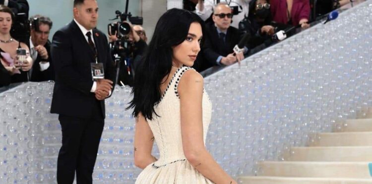 Dua Lipa levantó suspiros en la MET GALA 2023.