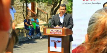 Alcalde de Victoria lleva a cabo supervisión de trabajos de rehabilitación de la calle de 10 al 16 Aldama.