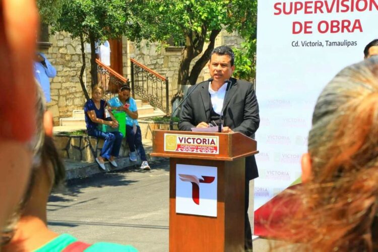 Alcalde de Victoria lleva a cabo supervisión de trabajos de rehabilitación de la calle de 10 al 16 Aldama.