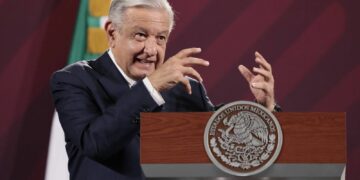 AMLO pide a los paisanos que viven en USA no votar por John Neely Kennedy.