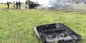 Trágico choque entre tráiler y camioneta deja 13 víctimas mortales