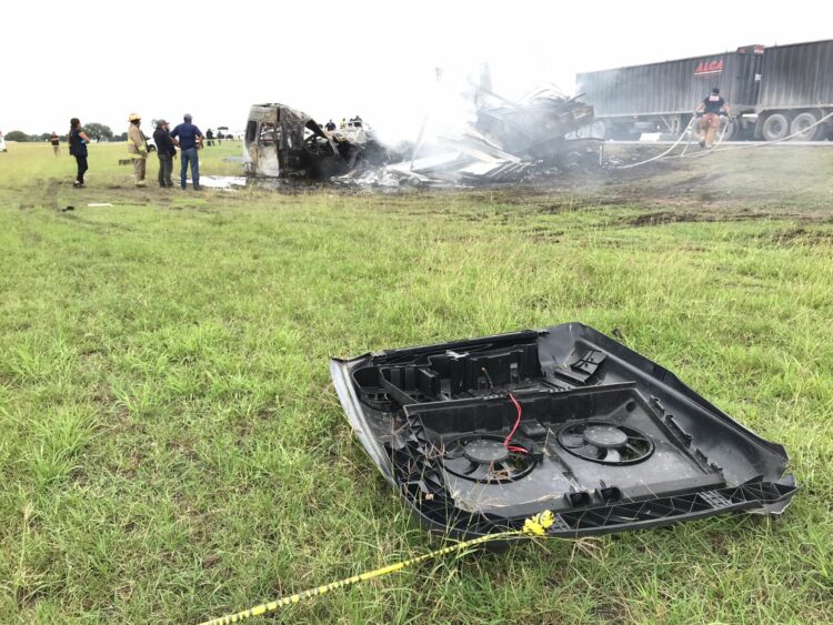 Trágico choque entre tráiler y camioneta deja 13 víctimas mortales