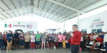 Visita el Gobernador a migrantes; les ofrece ayuda y protección