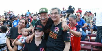Lanza Américo primera bola en partido de la Liga Mexicana de Beisbol