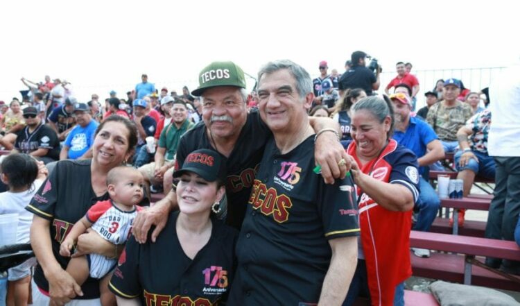 Lanza Américo primera bola en partido de la Liga Mexicana de Beisbol