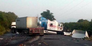 Choque Frontal en la Carretera Victoria-Monterrey Ocasiona Lesiones y Cierre de Vías