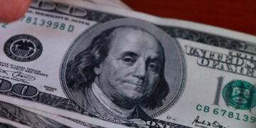 Dólar se Incrementa a 17.67 mientras los Mercados Internacionales Bajan