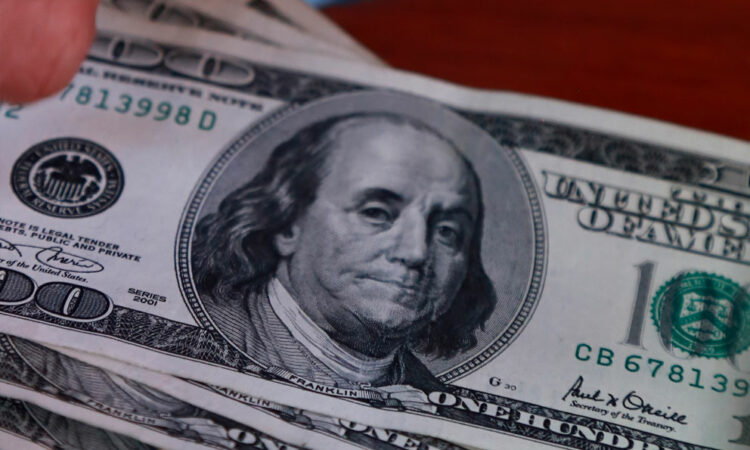 Dólar se Incrementa a 17.67 mientras los Mercados Internacionales Bajan
